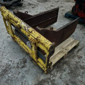 Hydraulic bale clamp